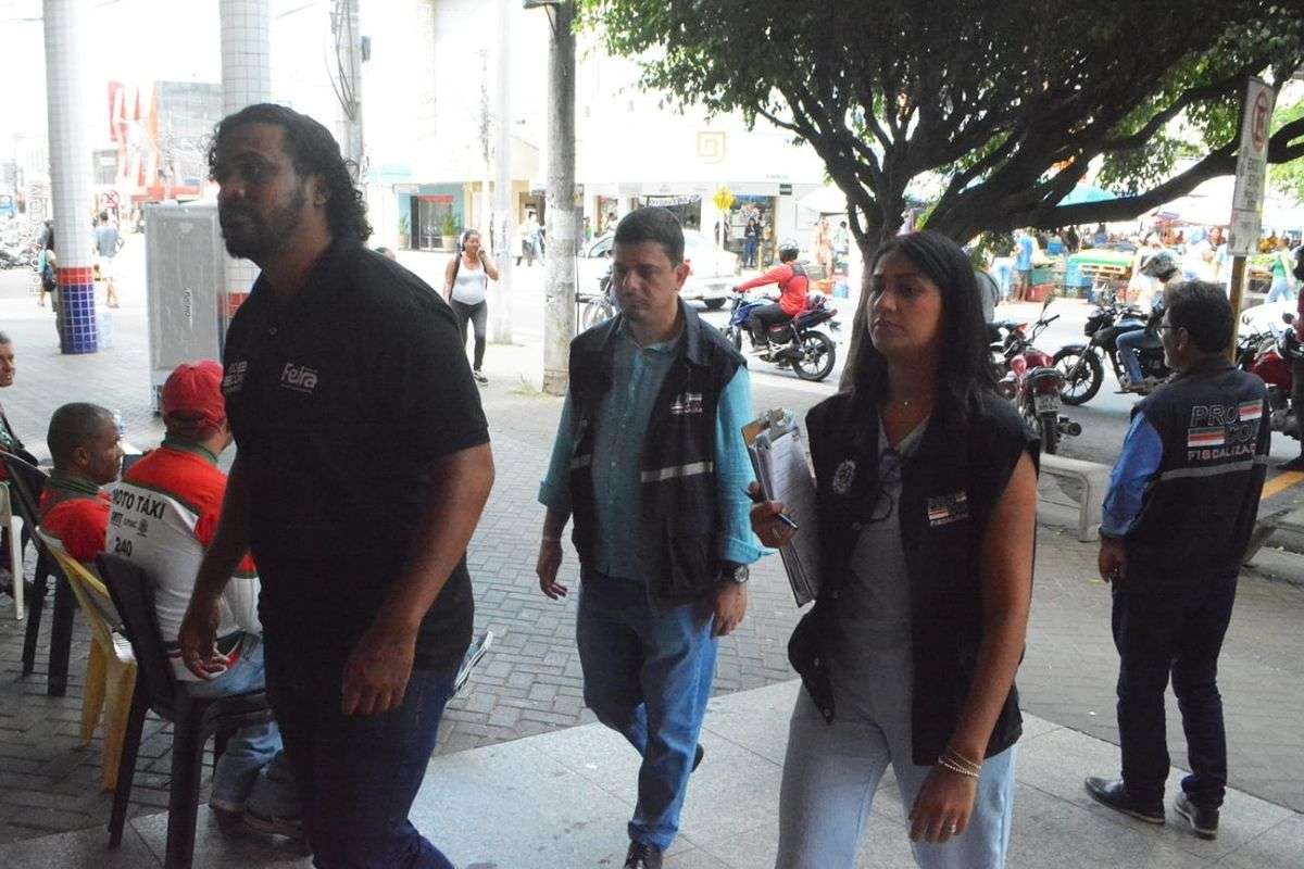 Norma municipal estabelece tempo máximo de espera para atendimento ao consumidor em concessionárias e gera debate na Câmara sobre serviços públicos e segurança no trânsito.