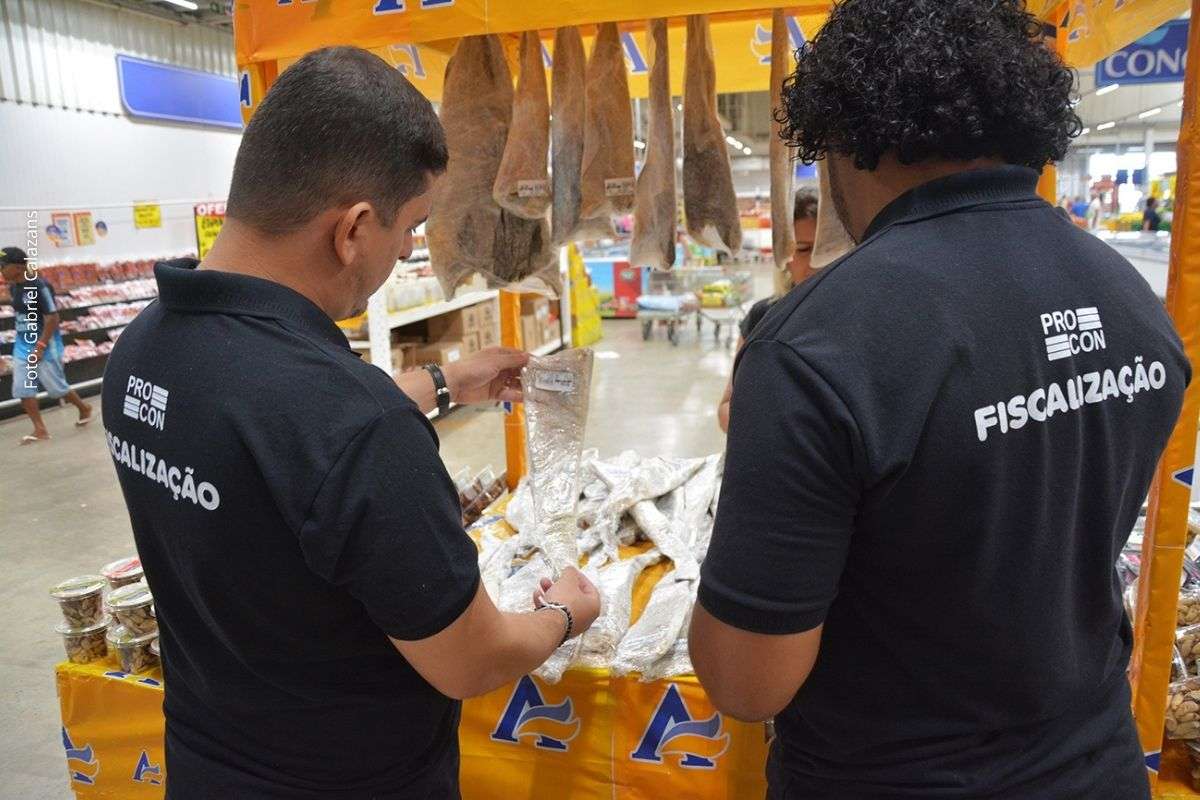 Ação conjunta percorre atacados, feira livre e centro de abastecimento para monitorar valores e orientar compras.