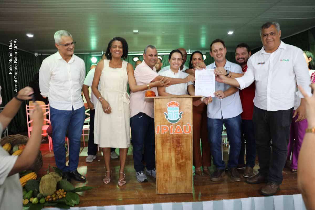 O Governo da Bahia promoveu em Ipiaú o Encontro Estratégico da Cadeia Produtiva do Cacau e anunciou a implantação do Projeto Parceria Mais Forte / Cacau Mais, que beneficiará mais de 1.900 famílias da agricultura familiar em 16 municípios do Médio Rio das Contas. A iniciativa prevê assistência técnica, fomento produtivo e articulação institucional para fortalecer a cacauicultura. O evento também destacou debates nacionais sobre rotulagem de chocolates e valorização da produção de cacau no Brasil.