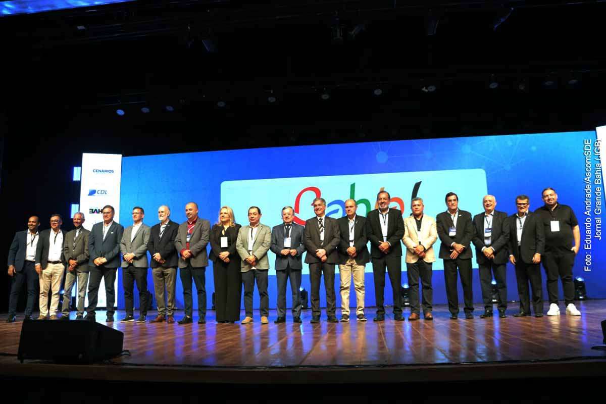 A SDE participou, nesta quarta-feira (18/03/2026), da segunda edição do Cenários & Tendências 2026, em Feira de Santana, evento promovido pela CDL e voltado ao debate sobre comércio, serviços e inovação. Com cerca de 700 participantes, o encontro abordou temas como inteligência artificial, experiência do cliente e transformação digital. O secretário Angelo Almeida destacou a importância estratégica do município para a economia baiana e reforçou a política de interiorização do desenvolvimento.