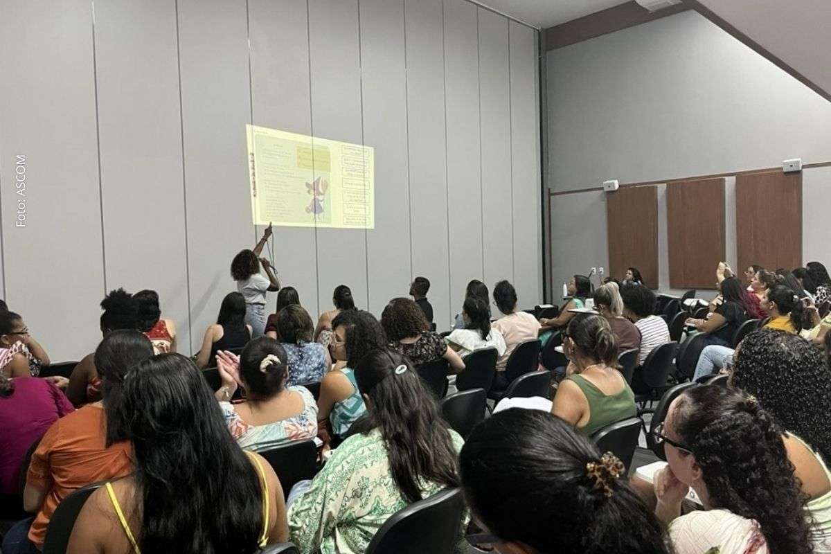 Formação voltada a professores dos anos iniciais aborda BNCC, práticas pedagógicas e integração da tecnologia na sala de aula.