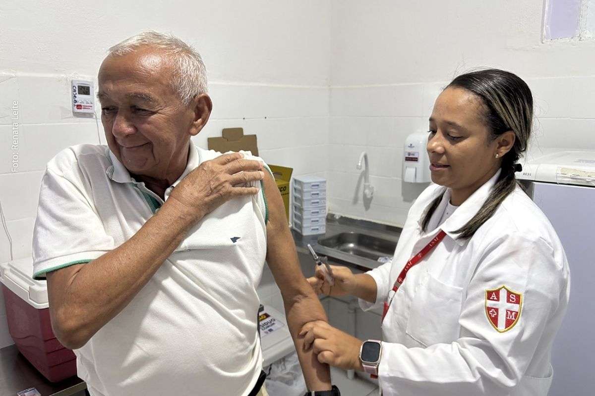 Mobilização da Secretaria de Saúde amplia cobertura vacinal com ações em unidades básicas, vacimóvel e ponto estratégico no centro comercial.