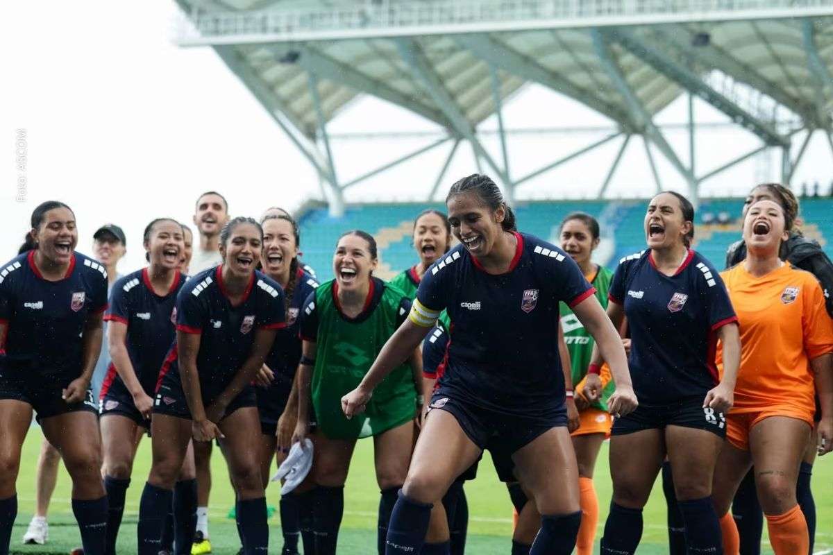 Seleção supera marcas inéditas, vence Samoa, confirma vaga na fase final e se junta à Nova Zelândia na disputa decisiva.