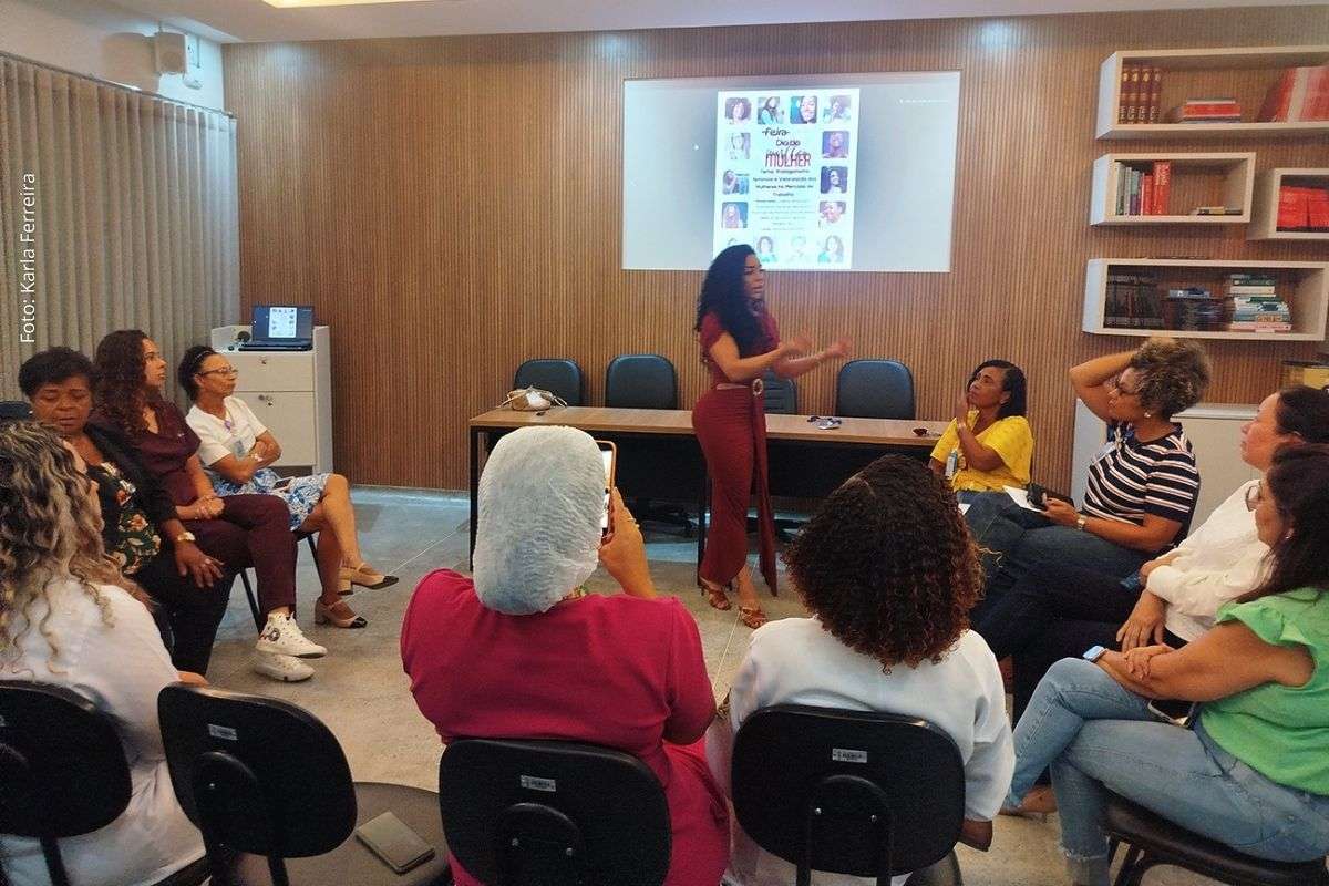 Ação debate desigualdade de gênero, representatividade e autonomia feminina no ambiente profissional.