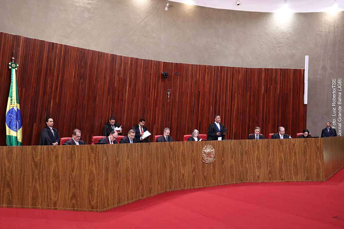 O TSE declarou a inelegibilidade de Cláudio Castro por oito anos, reconhecendo abuso de poder político e econômico nas eleições de 2022. A decisão, por 5 votos a 2, inclui cassações, multas e novas eleições no Rio de Janeiro. O caso envolve uso indevido da estrutura estatal, expansão irregular de programas sociais e contratações em massa. Divergências entre ministros expõem desafios na comprovação de responsabilidade direta e na definição de critérios jurídicos consistentes.