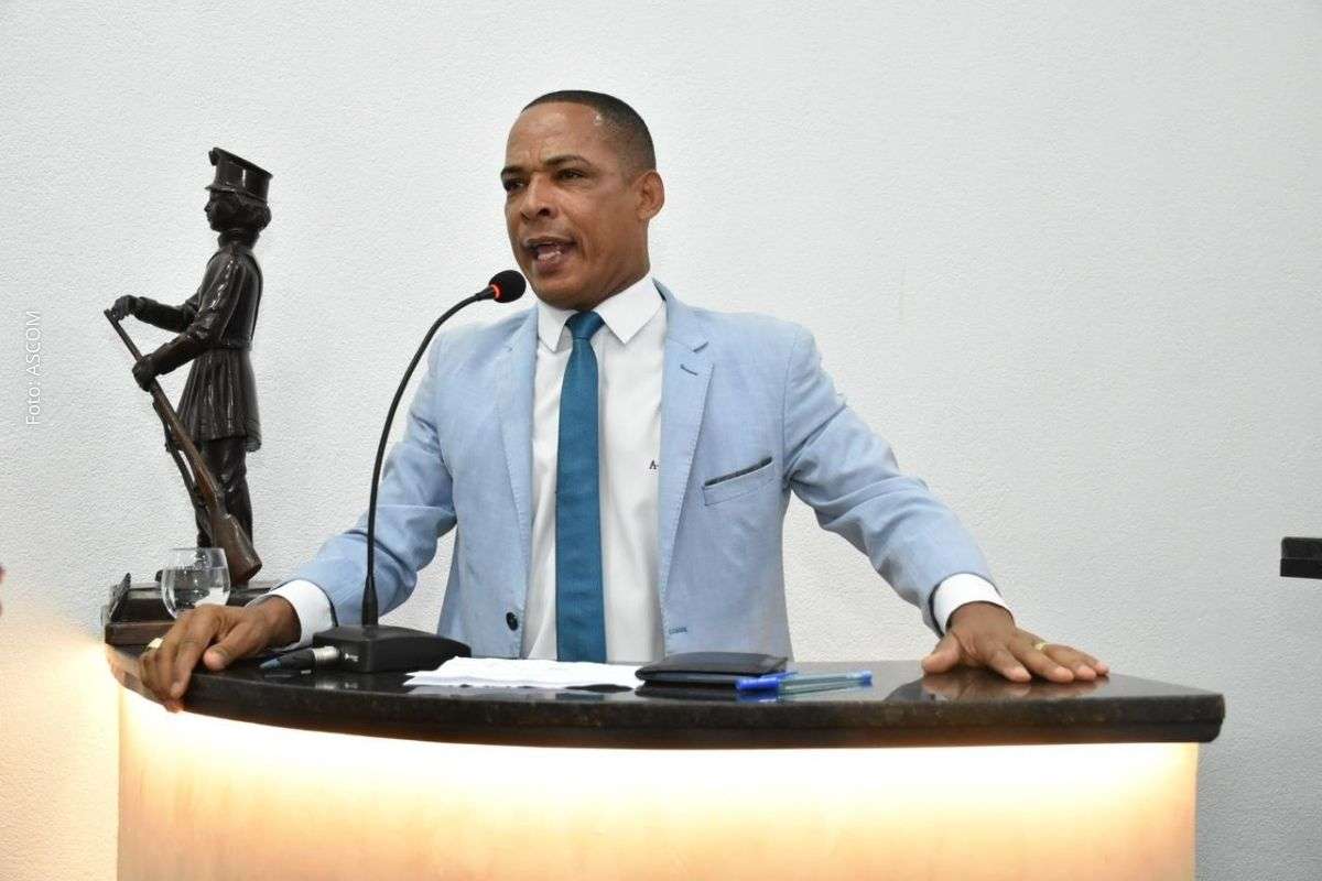 Indicação encaminhada à Prefeitura pede abrigo com cobertura, banco e sinalização em trecho com grande fluxo de passageiros.