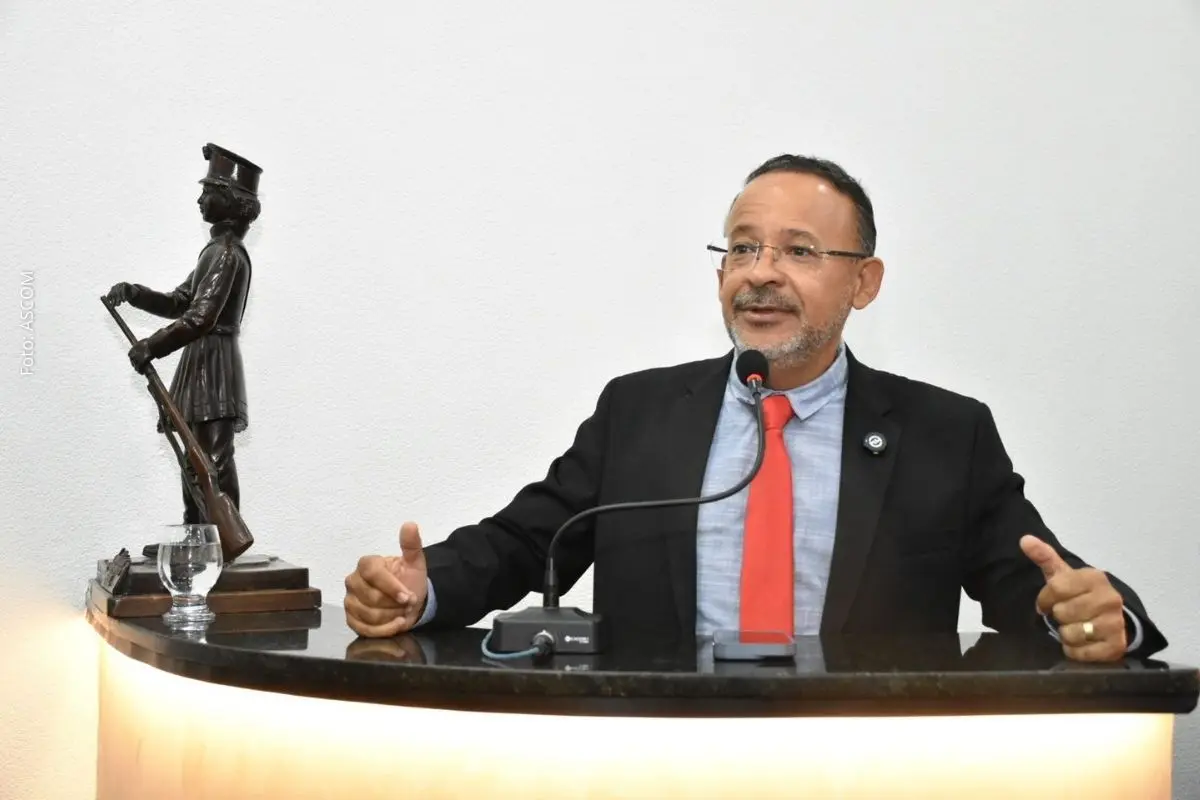 Indicações do vereador Professor Ivamberg solicitam mudanças no trânsito, manutenção urbana e obras de infraestrutura em vias da cidade.