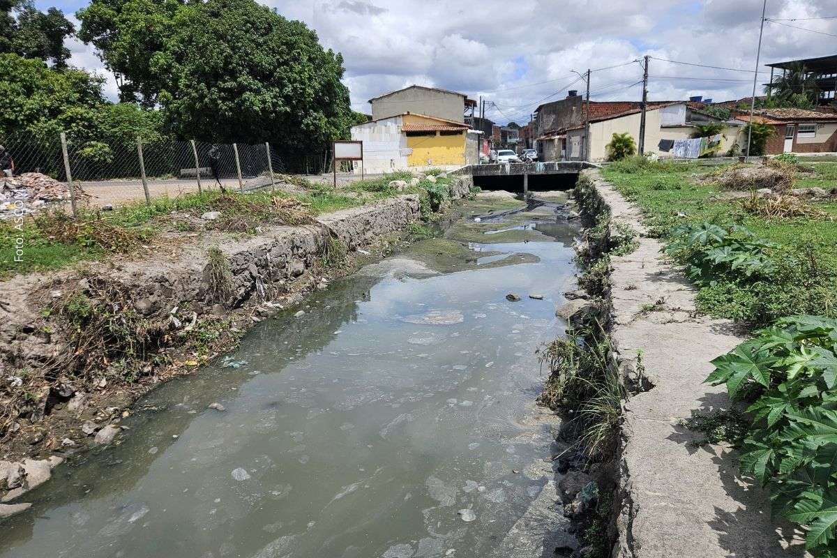 Indicação apresentada na Câmara Municipal pede avaliação técnica e ações estruturantes para o Canal Luiz Eduardo, diante de queixas de moradores sobre poluição, transbordamentos e impactos urbanos.
