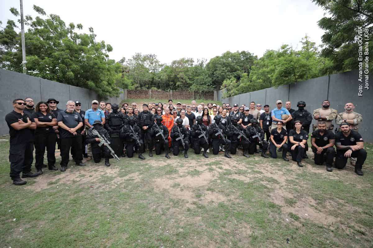 O segundo dia do workshop “De Olho na Segurança”, realizado em 27/02/2026 na CORE, em Salvador, promoveu simulações de ocorrências policiais complexas para jornalistas. A iniciativa reuniu Polícia Civil, PM, Bombeiros e Departamento de Polícia Técnica, com apoio de entidades de imprensa e da UFBA. O objetivo foi fortalecer a cooperação institucional e qualificar a cobertura de operações de alto risco, preservando segurança e responsabilidade informativa.