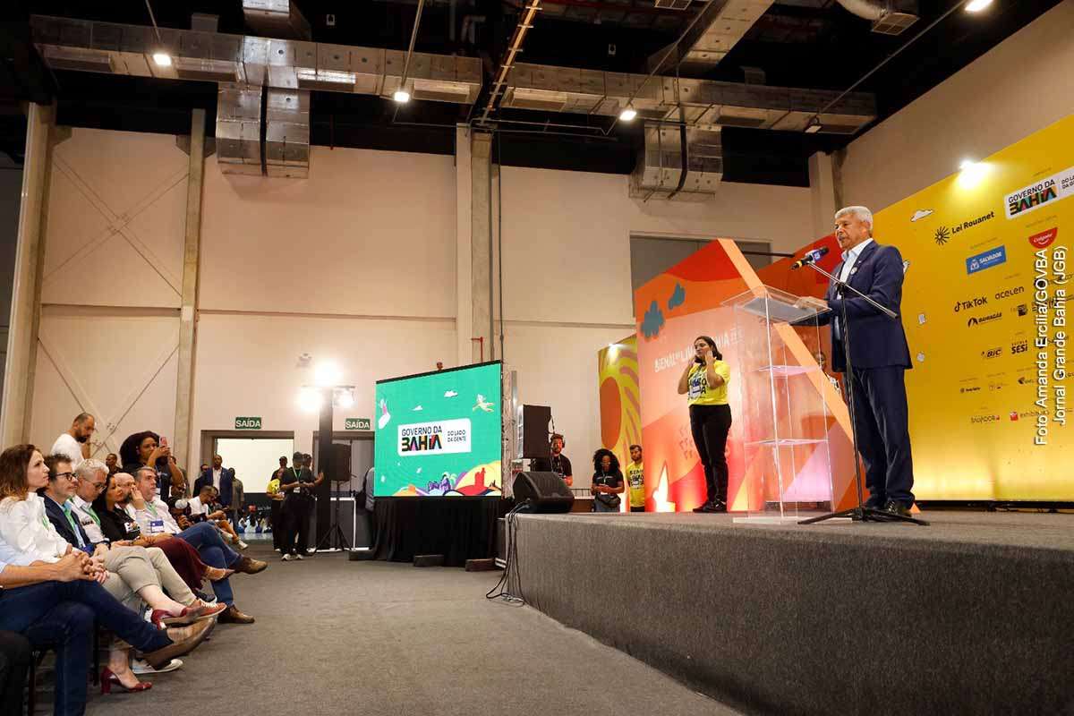 A Bienal do Livro Bahia 2026 teve início em 15/04/2026, em Salvador, reunindo autoridades, estudantes e profissionais do setor em uma programação voltada ao incentivo à leitura. Com apoio do Governo do Estado, o evento destaca o vale-livro para alunos da rede pública, a participação de mais de 200 profissionais e a valorização da identidade cultural baiana, articulando políticas de educação, cultura e economia criativa.