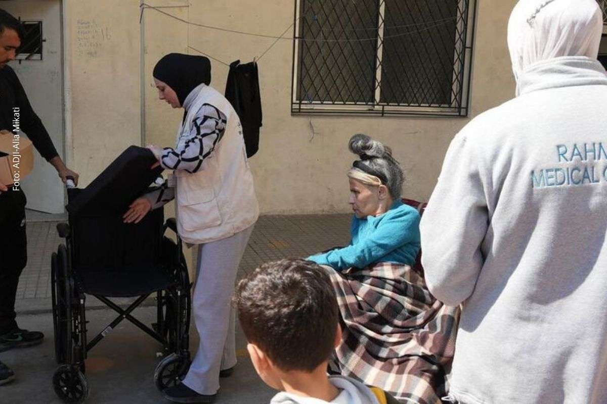 Escalada do conflito agrava crise humanitária, com hospitais lotados, deslocamento em massa e risco de insegurança alimentar.