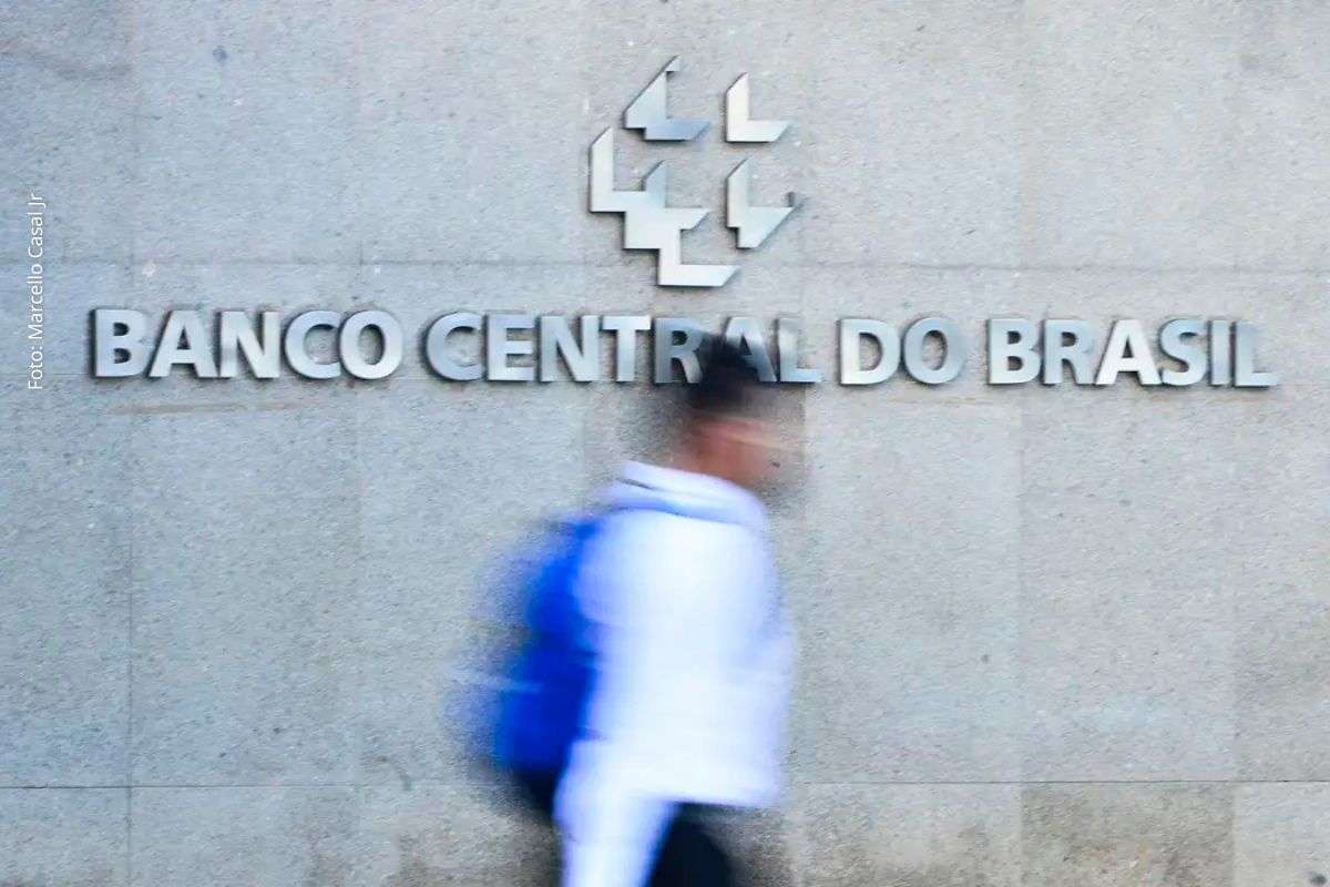 Dados do Banco Central apontam alta nos juros, avanço da inadimplência e crescimento do crédito às famílias.
