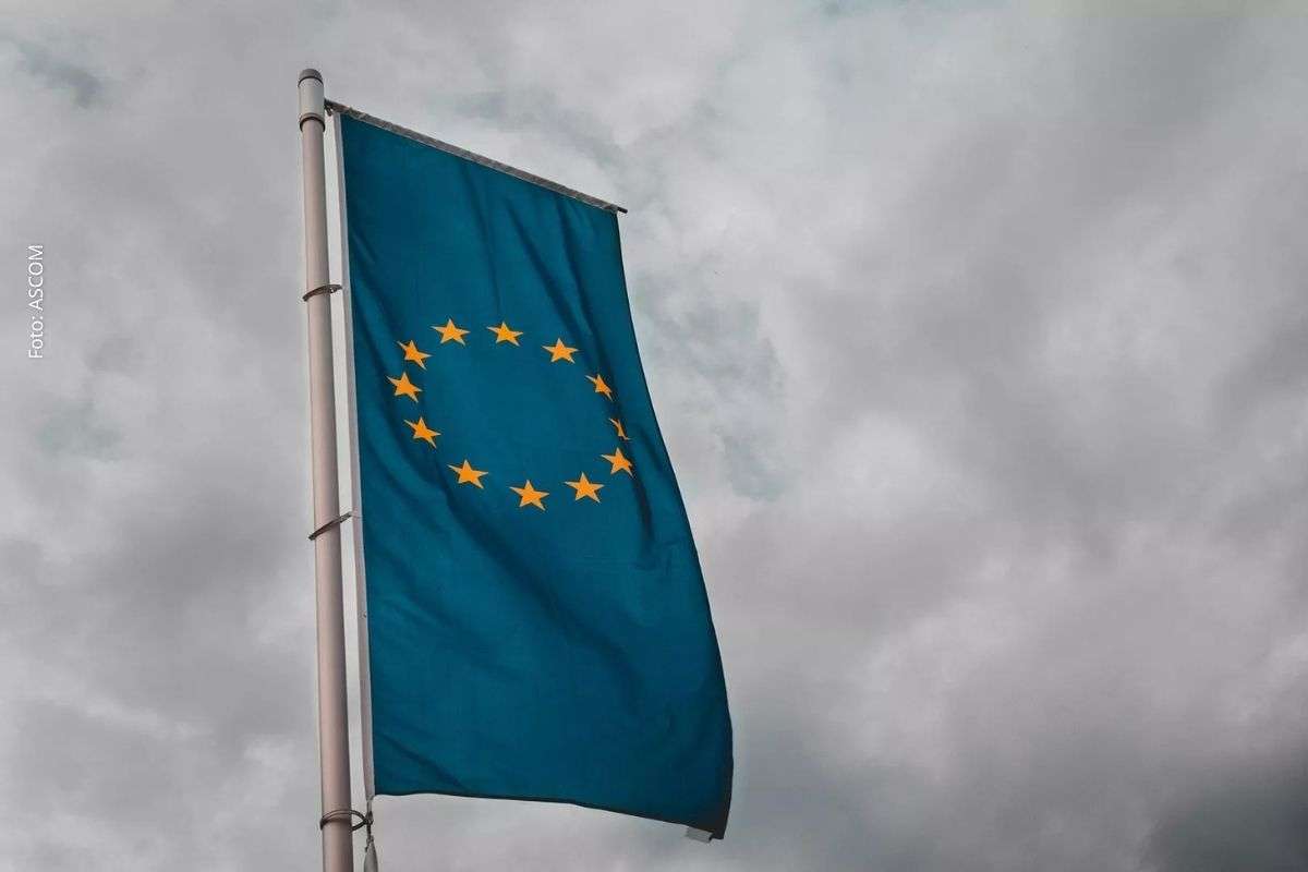 Conflito no Oriente Médio afeta fornecimento global de petróleo e gás, elevando custos e ampliando incertezas no continente europeu.