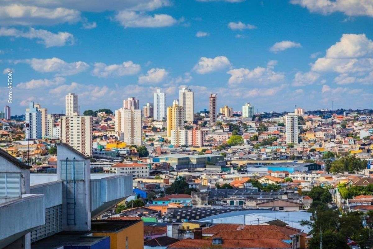 Dados mostram concentração de arrecadação em municípios do Sudeste e predominância do setor de serviços na economia local.