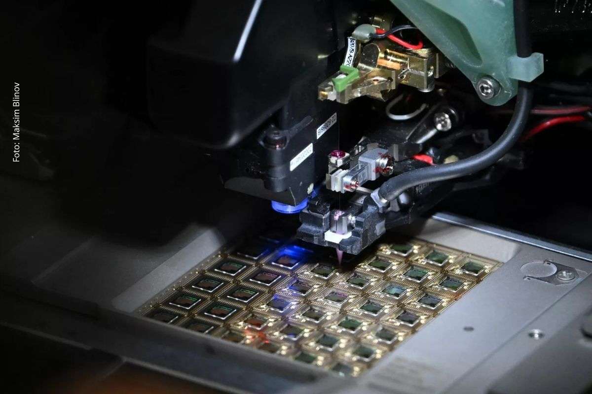 Modelo compacto da universidade prevê produção nacional, criação de polos regionais e geração de empregos qualificados.