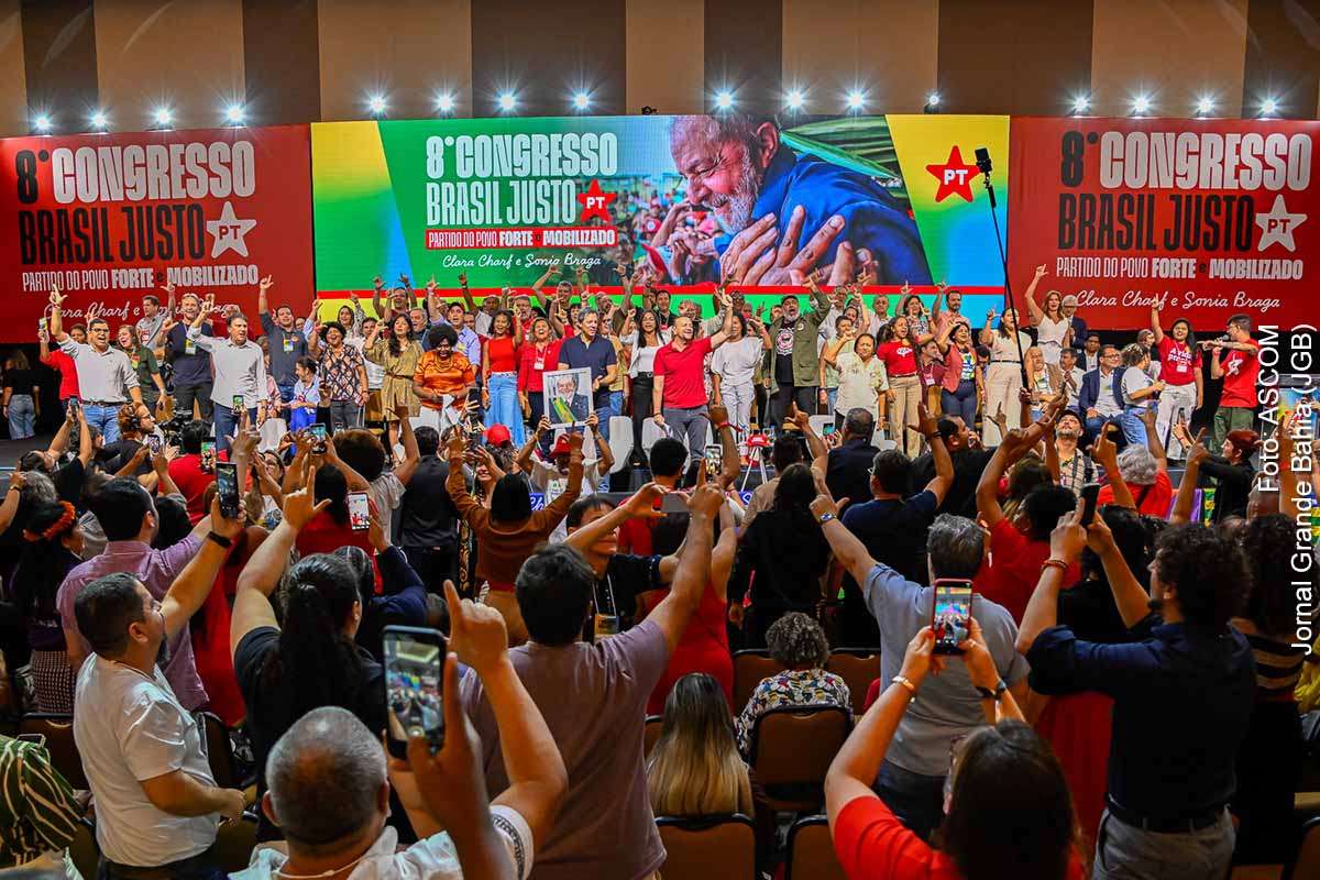 O 8º Congresso Nacional do PT aprovou manifesto que define a reeleição de Lula como eixo político para 2026 e propõe sete reformas estruturais. O documento defende soberania nacional, fortalecimento do Estado, educação integral, fim da escala 6x1, integração latino-americana, fortalecimento dos BRICS e reorganização interna do partido, com transição geracional e paridade de gênero.