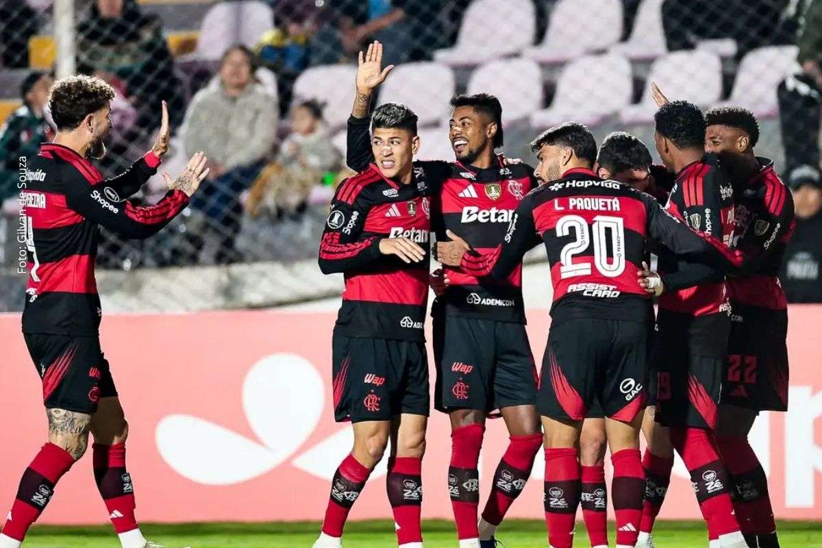 Rubro-negro supera 3.400 metros em Cusco, vence por 2 a 0 e assume a ponta do Grupo A.