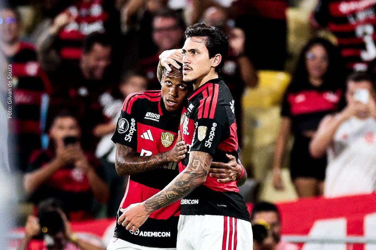 No Maracanã, o Flamengo venceu o Vitória por 2 a 1.