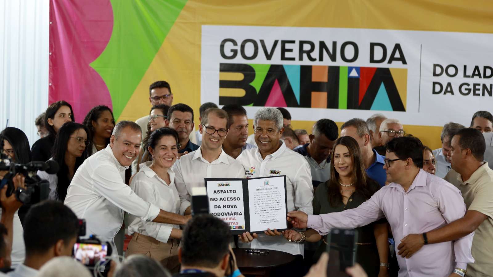 O Governo da Bahia inaugurou, em 7 de abril de 2026, uma unidade de radioterapia no Hospital Costa das Baleias, em Teixeira de Freitas, com investimento de R$ 13,1 milhões. A medida permite tratamento oncológico completo na região, reduzindo deslocamentos de pacientes. A ação integra um conjunto de investimentos que ampliaram hospitais, leitos e equipamentos no estado, fortalecendo a descentralização da saúde e o acesso a serviços especializados.