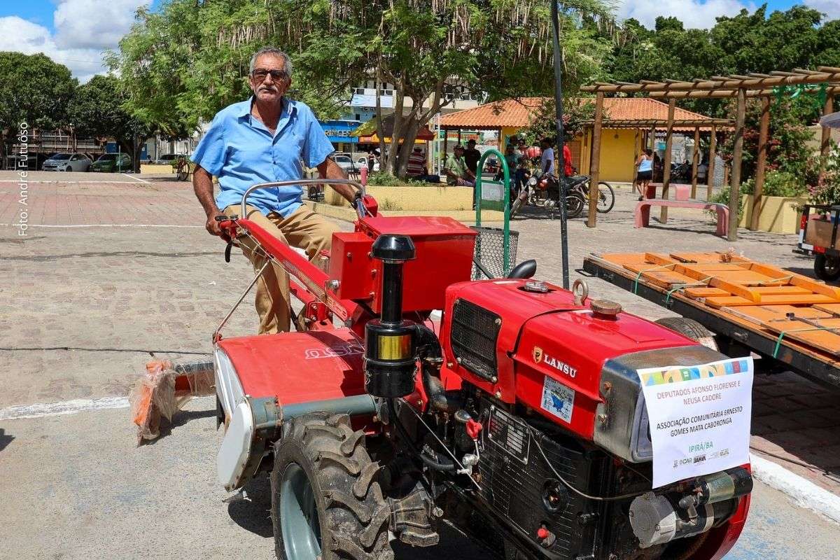 Entrega inclui máquinas, caixas d’água e autorização de infraestrutura rural e urbana no município.