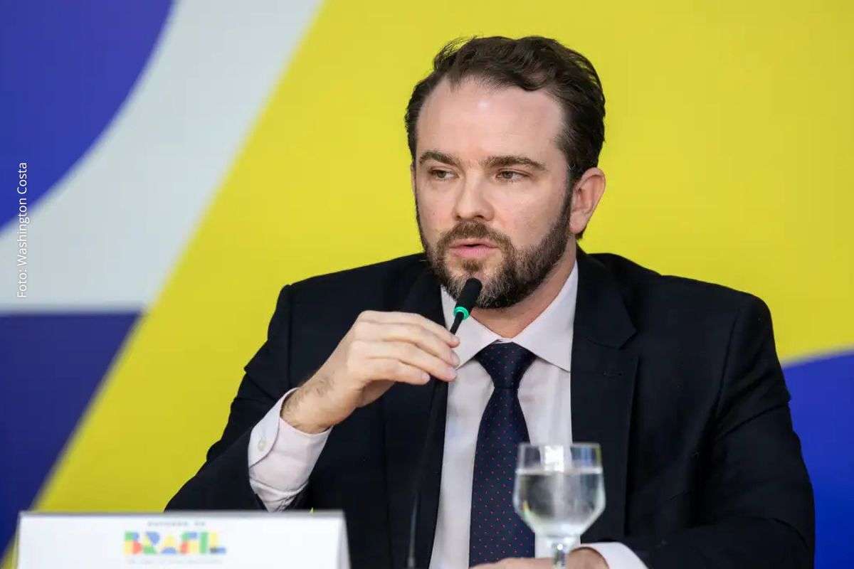 Decisão envolve atuação da Anatel e busca conter riscos financeiros e lacunas regulatórias no setor digital.