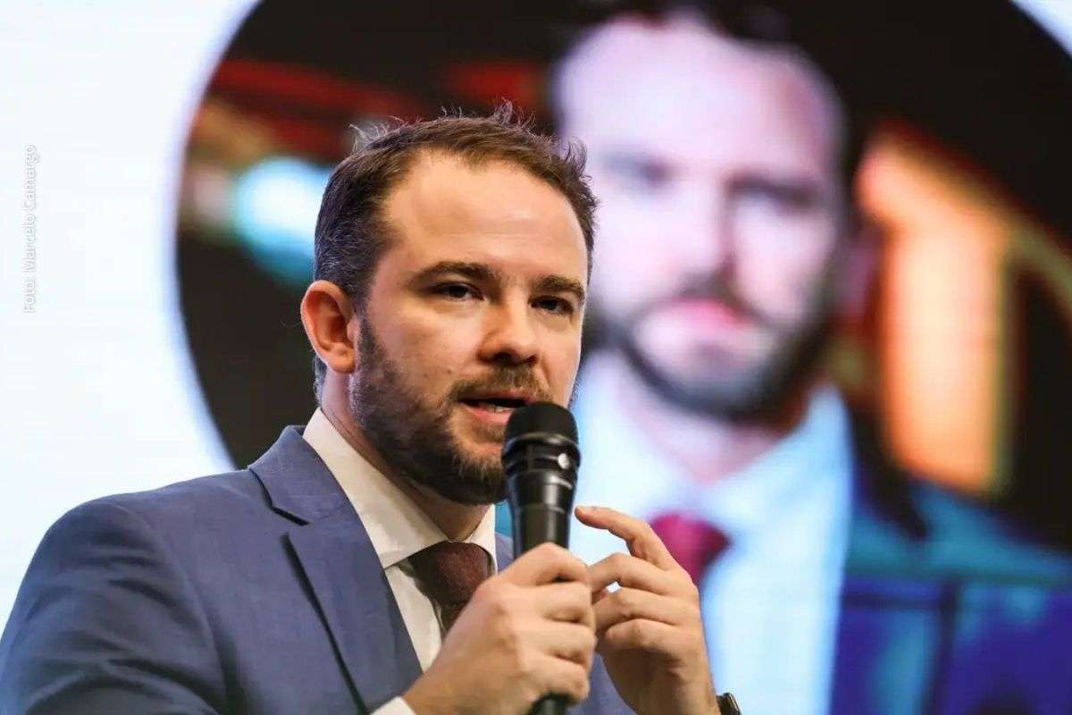Novo ministro enfrenta pressão por gastos, metas fiscais e medidas emergenciais em cenário de restrição orçamentária.