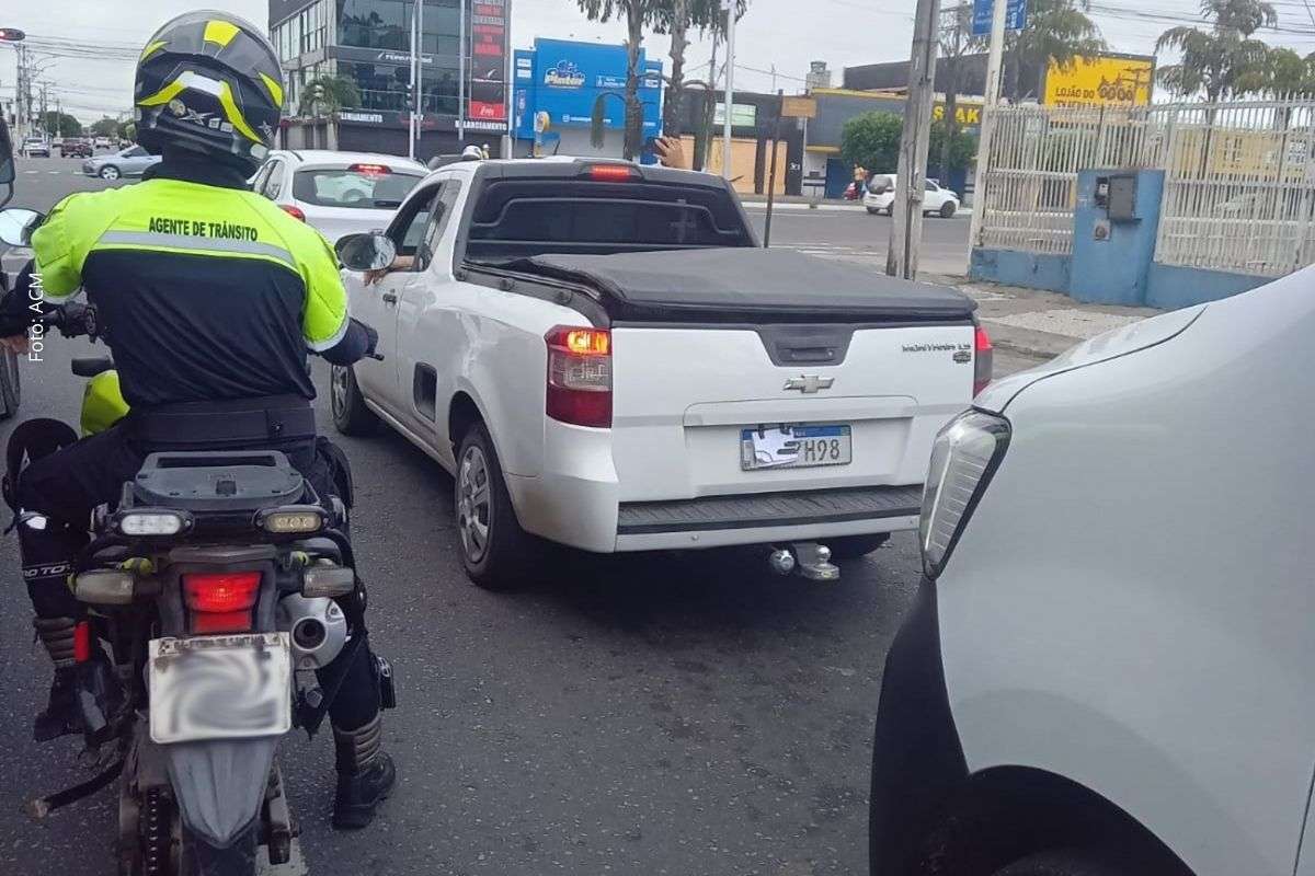 Condutor foi detido em flagrante após tentativa de fuga e veículo foi encaminhado para perícia.