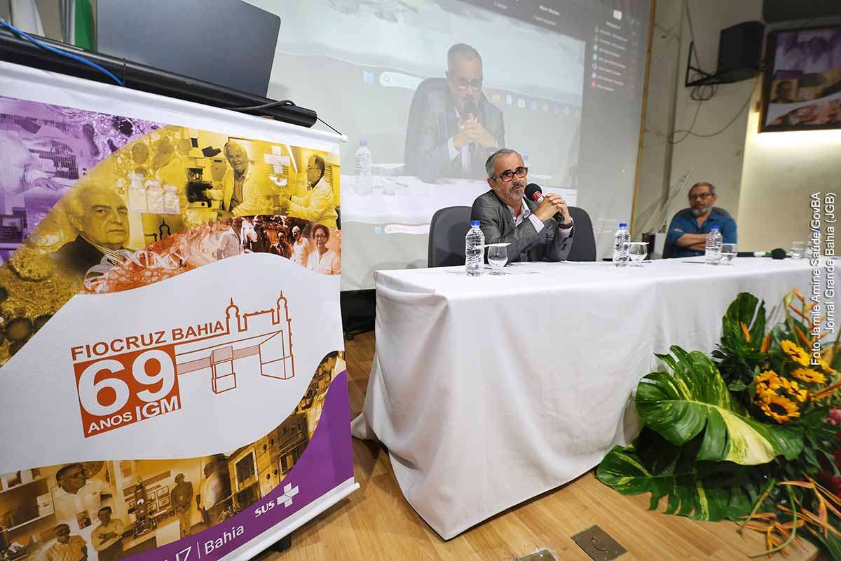 A reunião da Fiocruz em Salvador destacou o fortalecimento da parceria com a Sesab na formulação de políticas públicas de saúde baseadas em evidências. Foram apresentados projetos de capacitação, inovação tecnológica e pesquisa aplicada, com foco em populações vulneráveis e doenças complexas. A integração entre ciência e gestão pública busca ampliar a eficiência do SUS na Bahia, embora desafios estruturais e de implementação permaneçam relevantes.