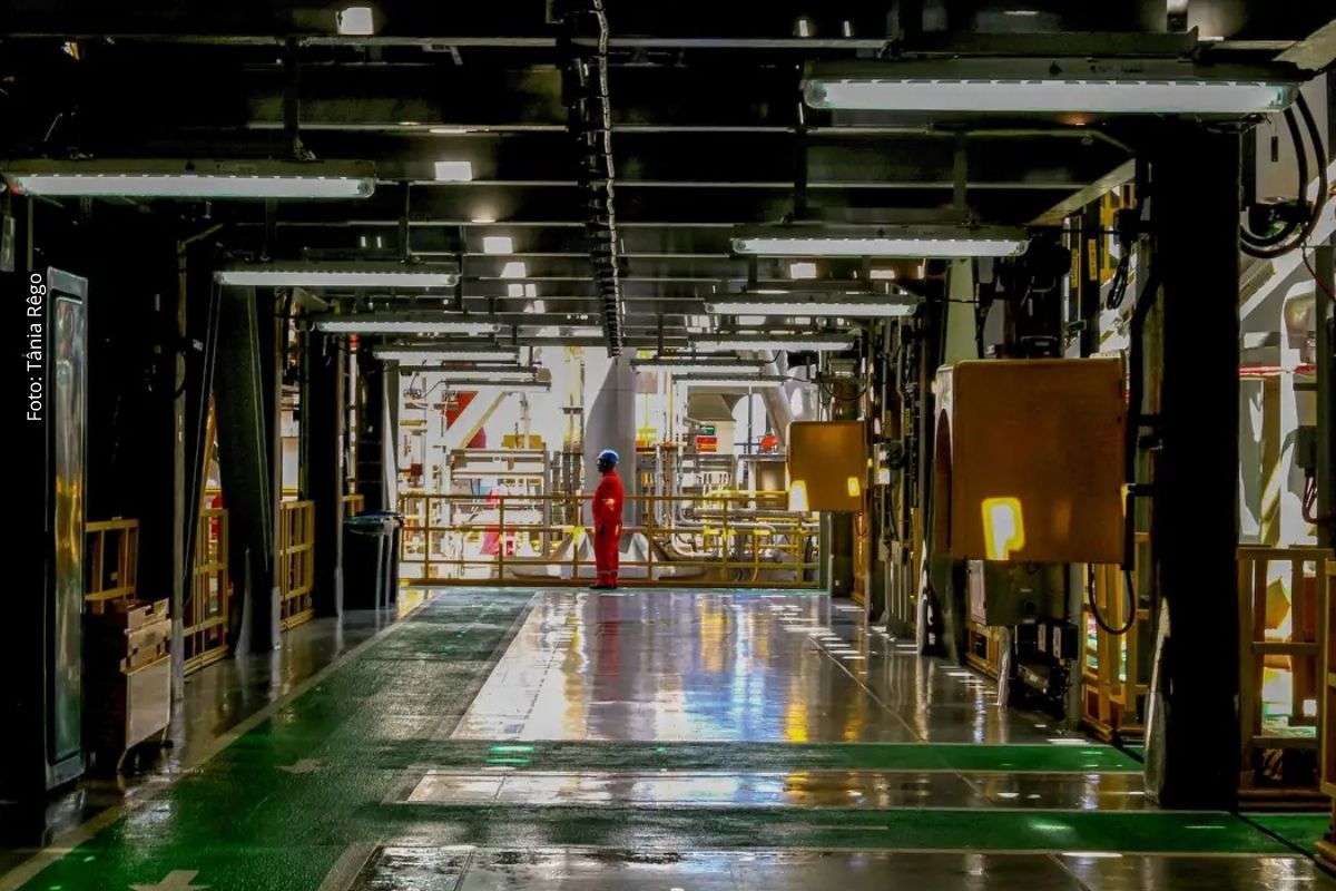 Dados indicam crescimento mensal e anual, com destaque para o pré-sal e liderança da Petrobras.