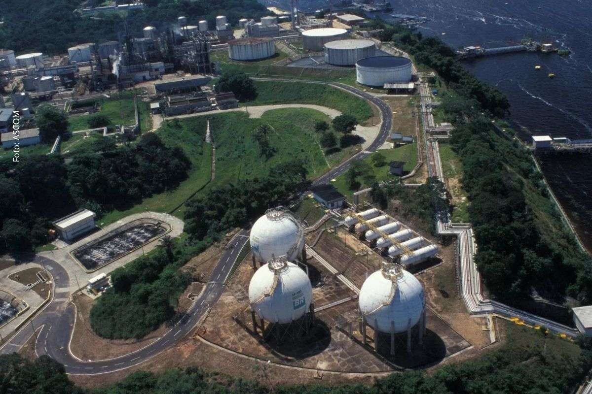 Acordos comerciais elevam exportações brasileiras e abrem debate sobre instalação de refinarias e cooperação estratégica.