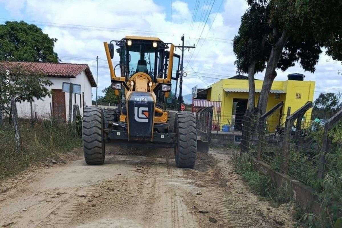 Serviços incluem manutenção, encascalhamento e recuperação de vias em diferentes localidades do município.