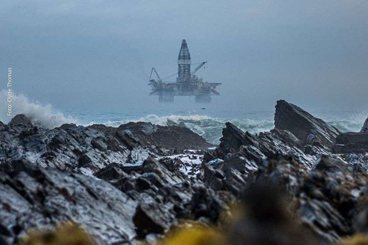 Conflito regional reduz exportações, amplia custos globais e agrava vulnerabilidade econômica de nações dependentes de importações.