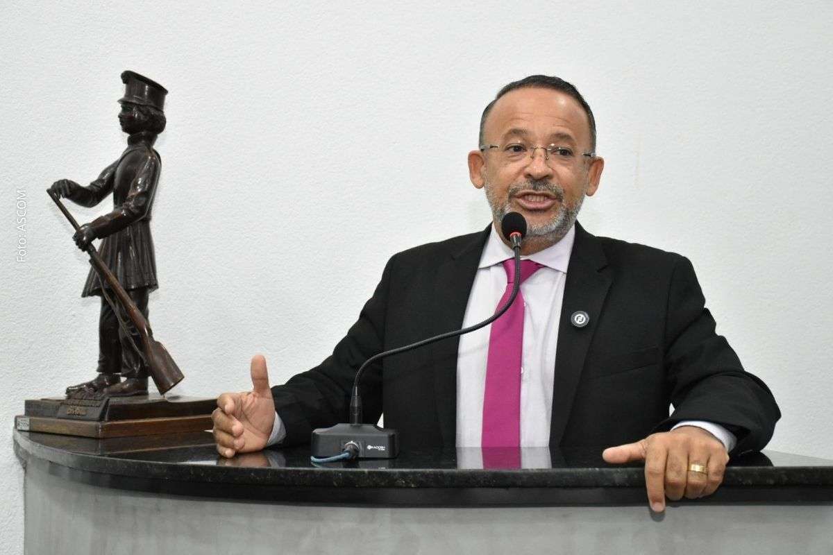 Vereador aponta demandas por valorização profissional e questiona políticas salariais na rede municipal.