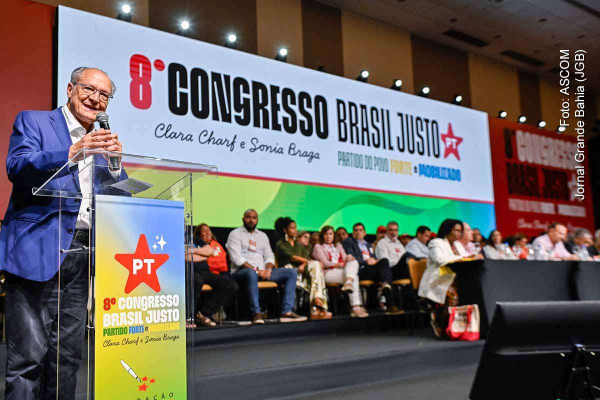Na abertura do 8º Congresso Nacional do PT, Geraldo Alckmin afirmou que Lula “salvou a democracia” e reforçou sua lealdade ao presidente. O vice-presidente destacou ações do governo na reconstrução institucional, políticas sociais e reforma tributária, além de criticar o governo anterior. O evento também homenageou lideranças históricas do partido e sinalizou a continuidade do projeto político em meio a um cenário de polarização e articulação eleitoral.