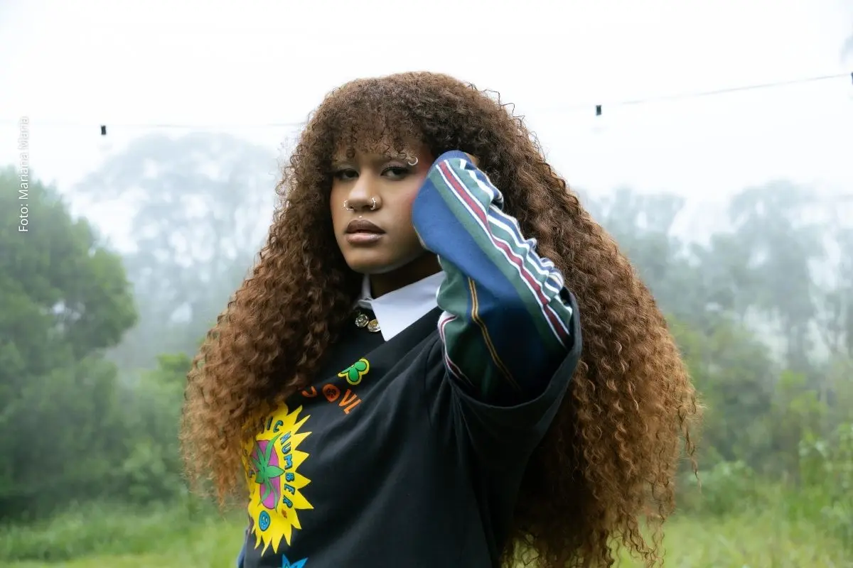 Disco reúne influências da canção brasileira, jazz e indie contemporâneo, com participações de Tássia Reis, Tuyo, Brisa Flow e Marissol Mwabá.