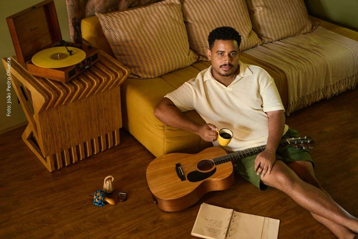 Primeiro álbum do artista carioca conecta ritmos afro-latinos, música brasileira e experiências pessoais após quatro anos sem lançamentos.