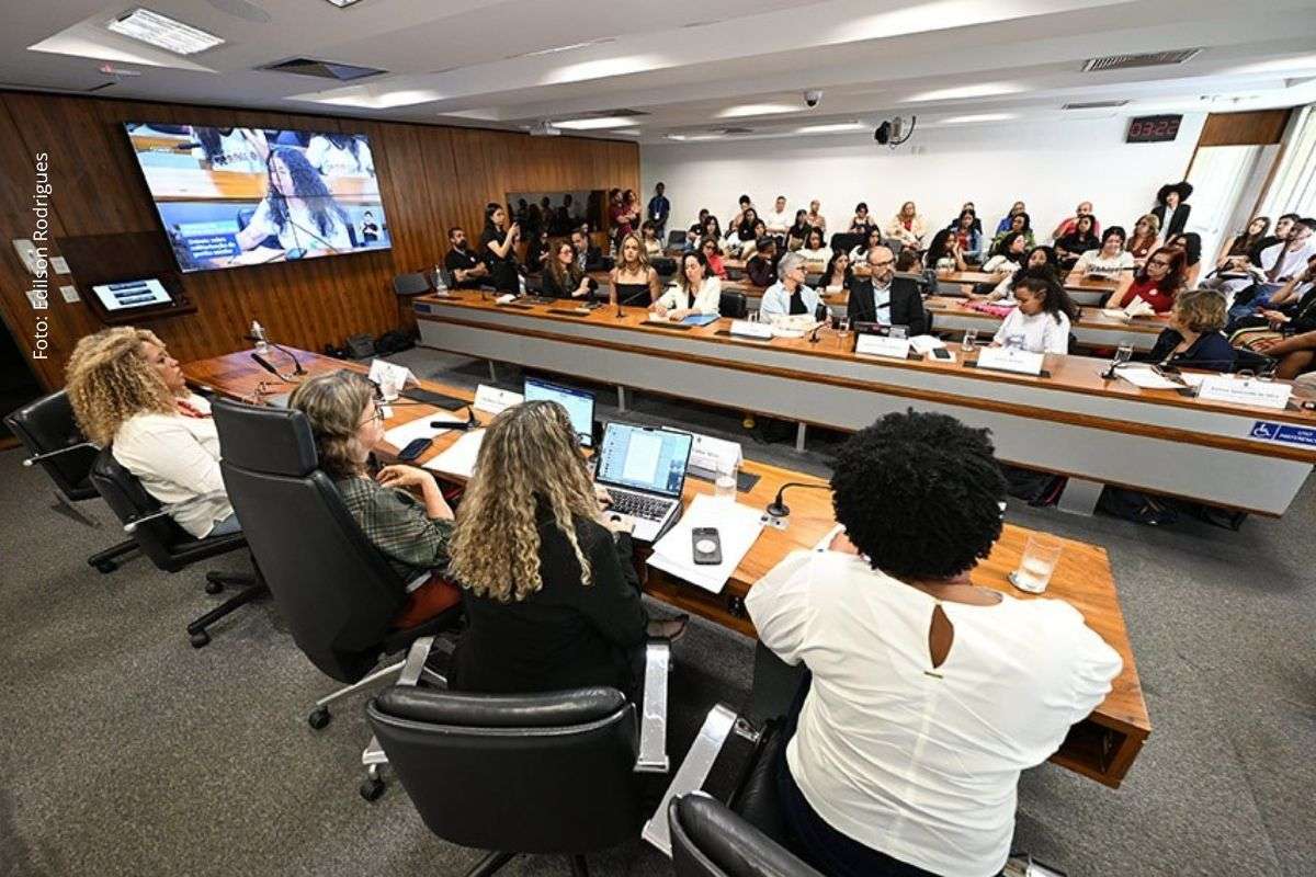 Pesquisadores, entidades da educação e estudantes criticaram modelo militarizado durante audiência pública realizada nesta quinta-feira (21/05/2026) na Comissão de Educação do Senado.