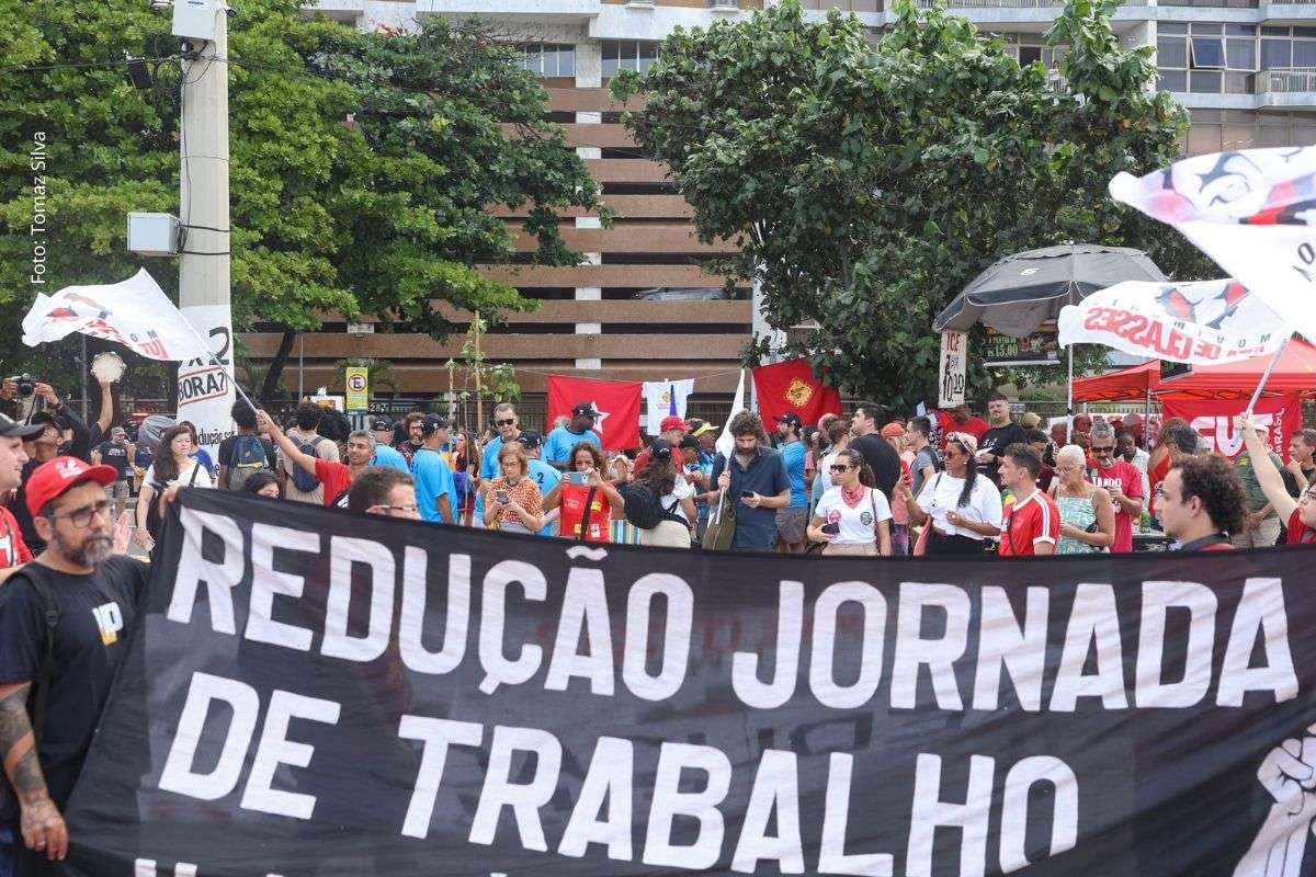 Projeto do governo federal e PECs em análise no Congresso propõem redução da jornada semanal e mudança no regime de descanso dos trabalhadores brasileiros.