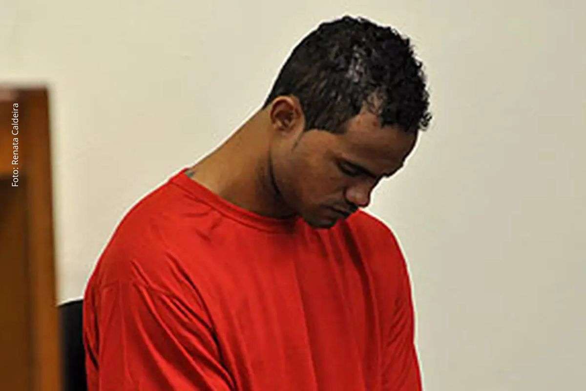 Ex-jogador foi localizado em São Pedro da Aldeia após decisão judicial que determinou perda de benefício e mandado de prisão por descumprimento de regras.