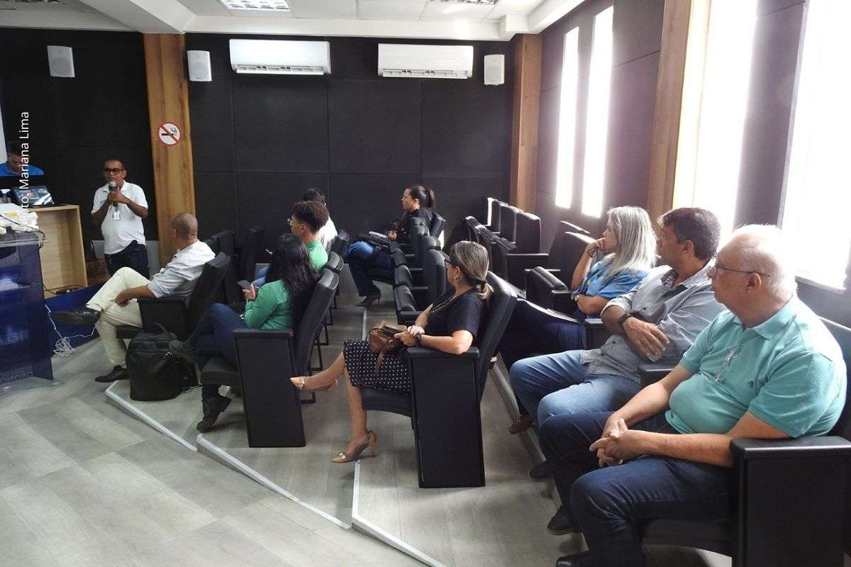 Encontro reuniu representantes do poder público, professores, associações e sociedade civil para discutir ações de educação ambiental no município.