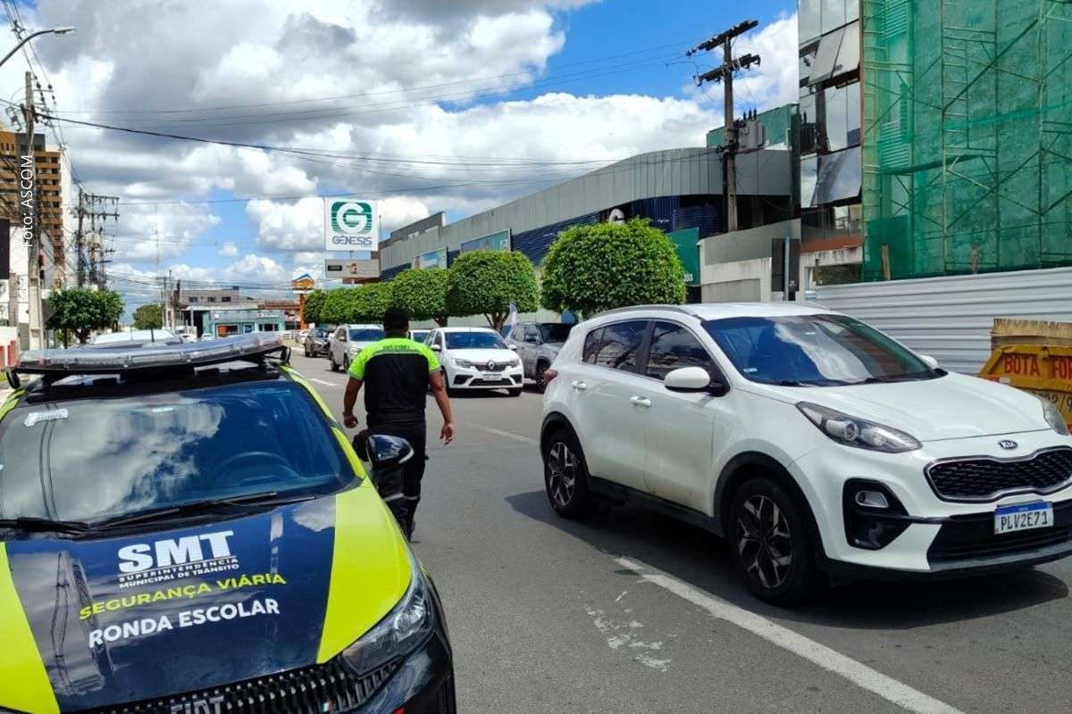 Operação da Superintendência Municipal de Trânsito reforça ordenamento viário, segurança de estudantes e monitoramento em áreas escolares da cidade.