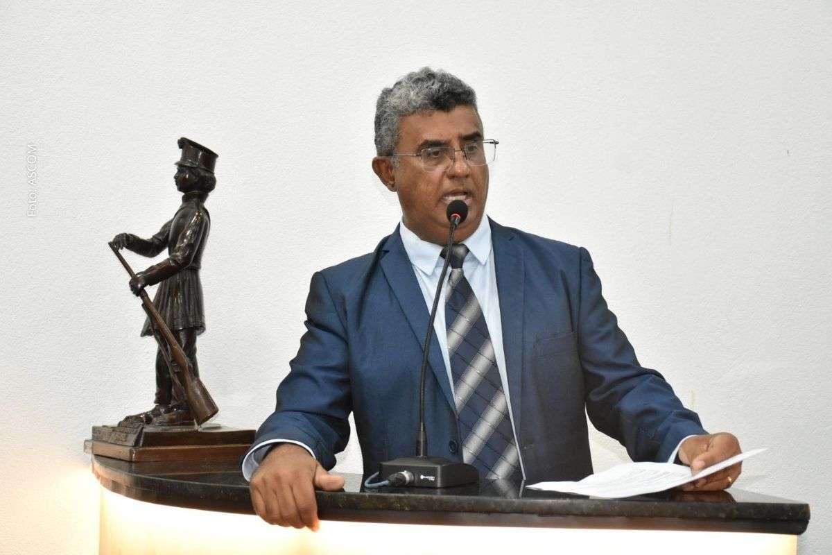 Requerimentos e indicações apresentados por vereadores solicitam melhorias no abastecimento de água, asfaltamento de vias e recuperação de estradas na zona urbana e rural de Feira de Santana.