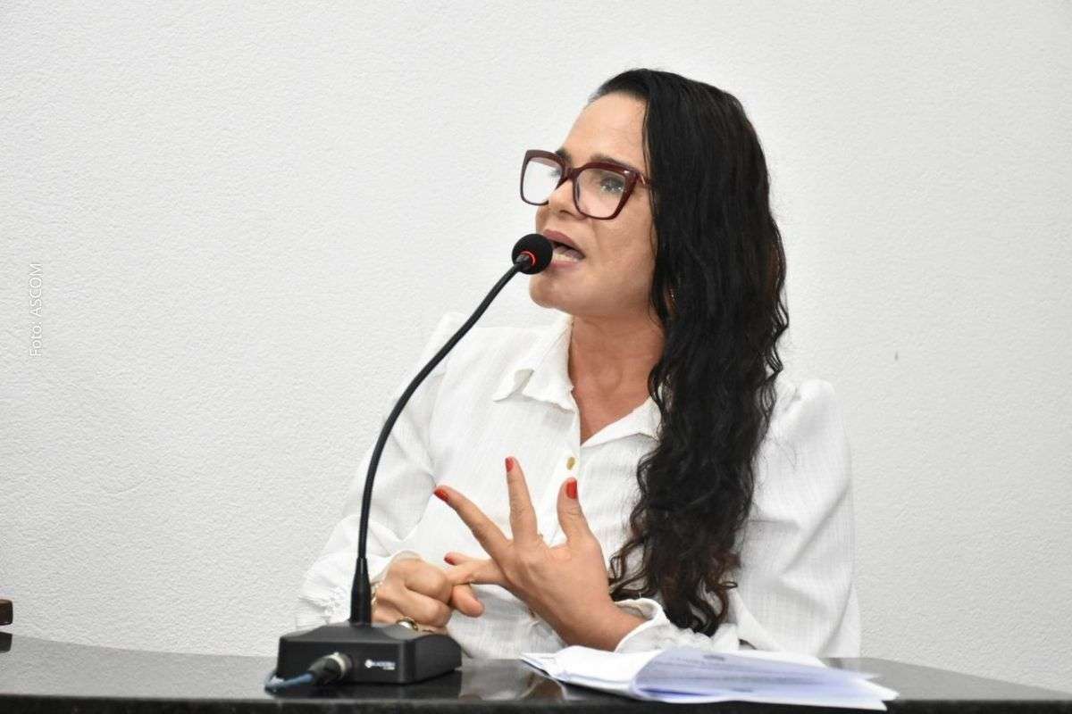 Indicações apresentadas na Câmara Municipal solicitam reforço na iluminação pública e recuperação asfáltica em bairros da cidade.