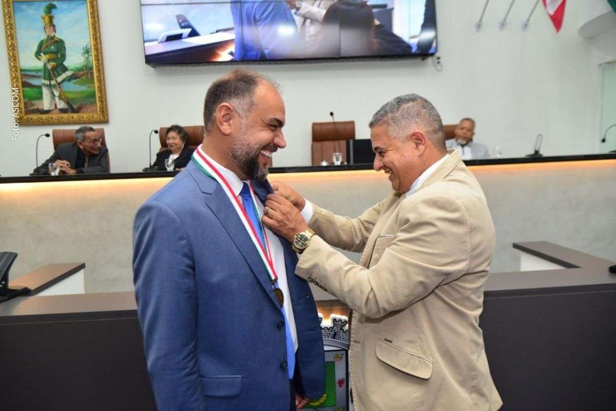 Homenagem reconheceu trajetória profissional de 25 anos e contribuição para o desenvolvimento econômico do município.