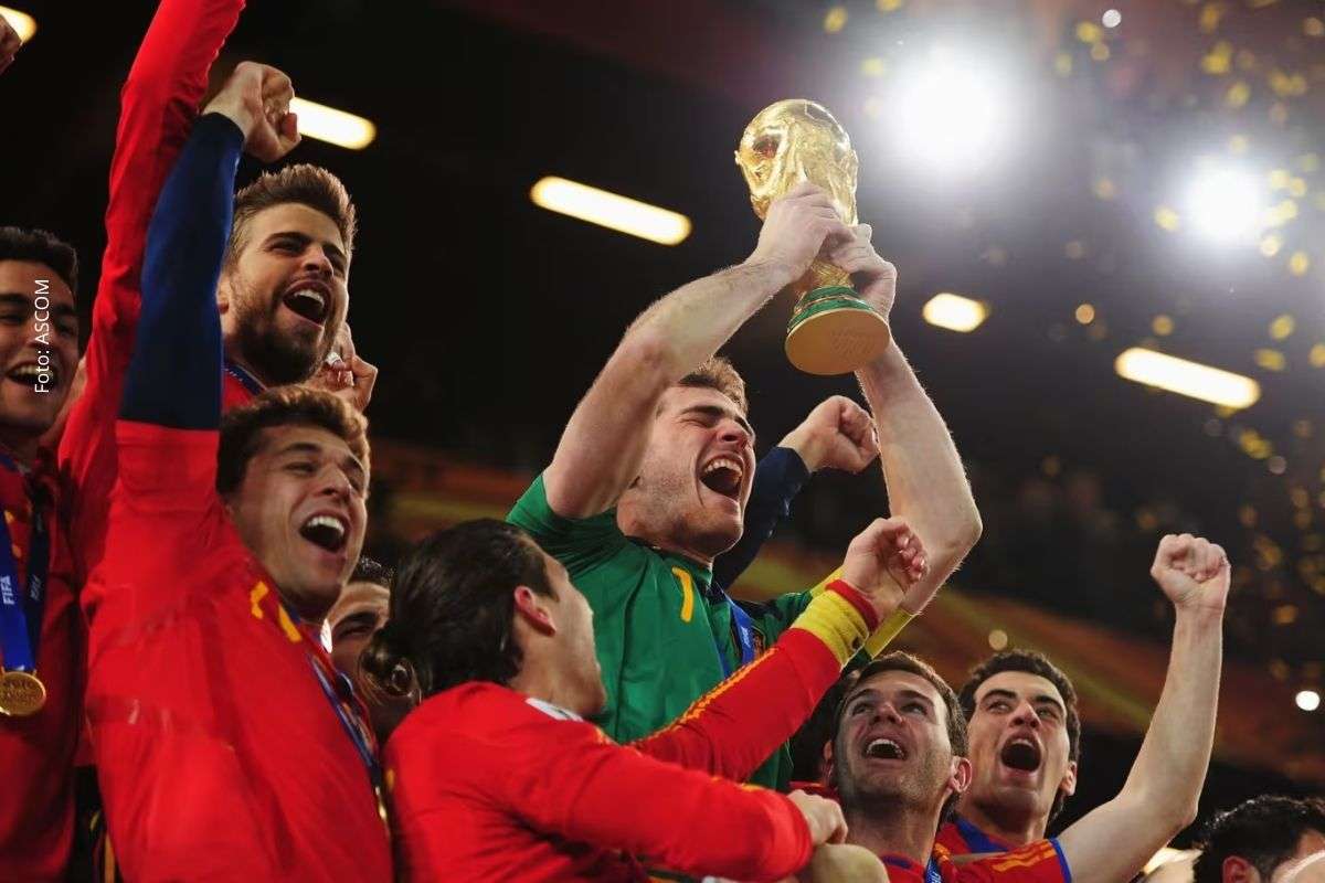 Seleção espanhola chega ao Mundial com Luis de la Fuente, classificação antecipada e objetivo de repetir conquista de 2010.