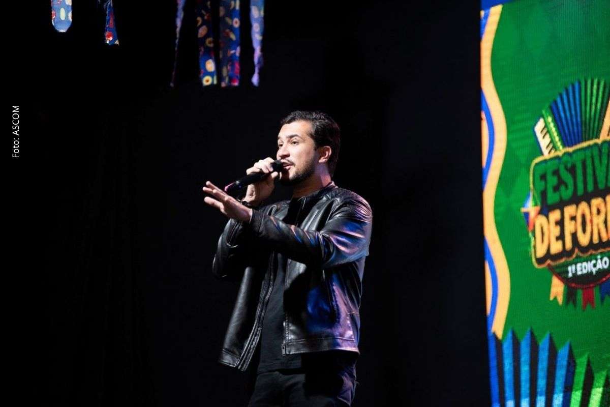 Primeira noite de audições selecionou quatro artistas para a final do concurso, que integra a programação cultural do município e segue com apresentações até quarta-feira.