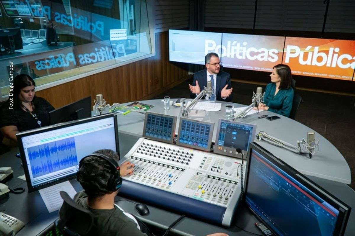 Ministro de Portos e Aeroportos detalhou projetos para transporte fluvial, investimentos em infraestrutura e concessões de serviços hidroviários.