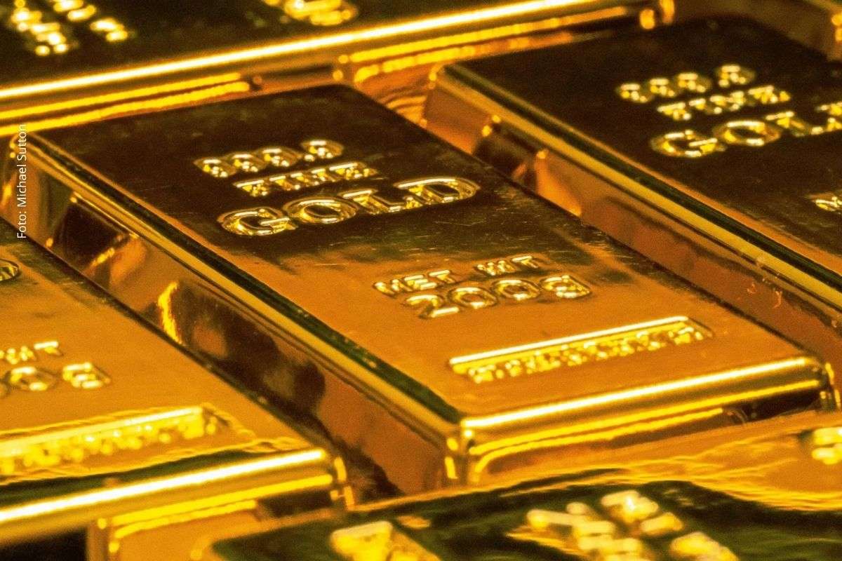 Valorização do metal, compras de bancos centrais e busca por diversificação reduzem participação dos títulos norte-americanos nas reservas internacionais.