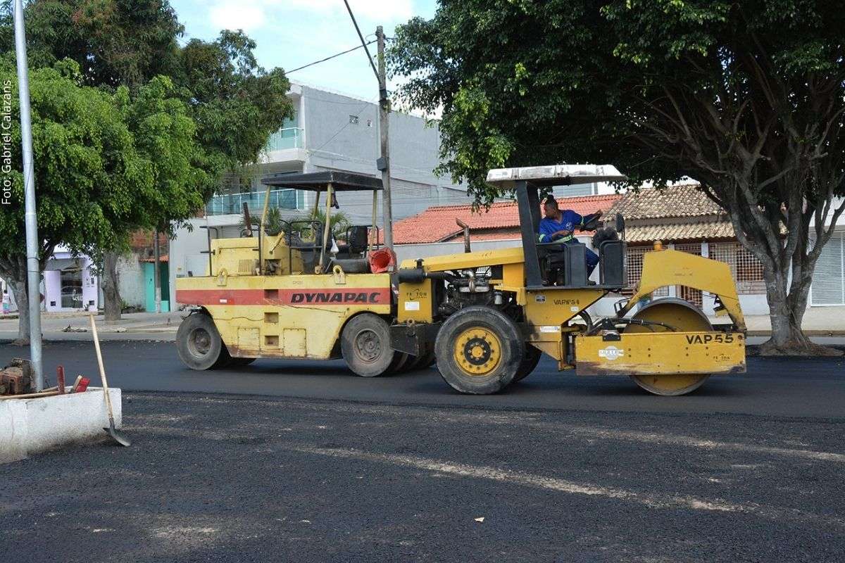 Obra em andamento na sede distrital busca melhorar acessibilidade, mobilidade e condições para realização dos festejos juninos.