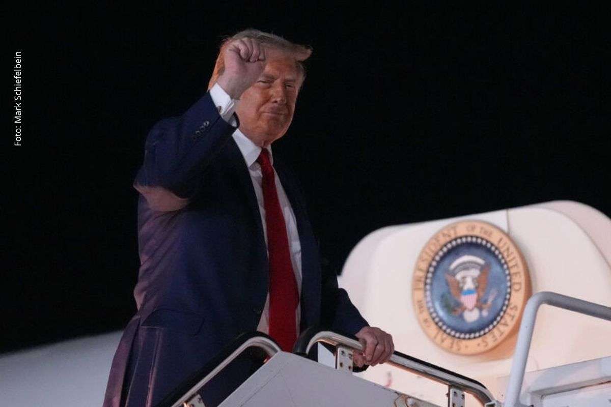 Ataques contra instalações americanas ocorrem após ações dos Estados Unidos no Estreito de Ormuz e ameaçam negociações para cessar-fogo regional.